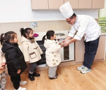 <b><b>家长食堂掌勺 学生安心就餐 宝鸡开展“家校食堂</b></b>